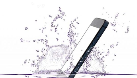 Comment réparer un smartphone tombé dans l'eau ?