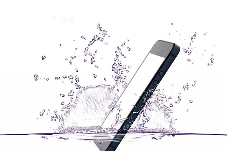 Comment réparer un smartphone tombé dans l'eau ?