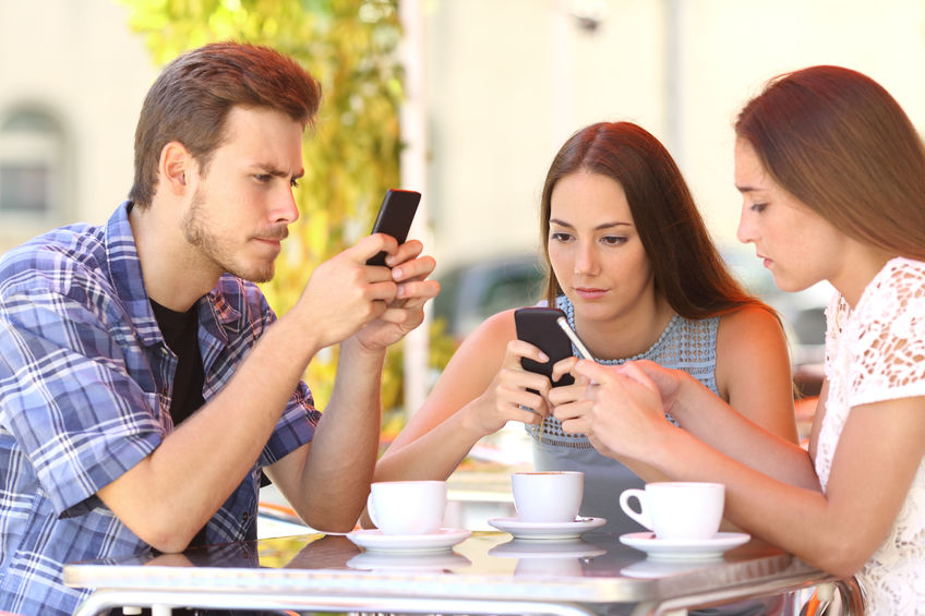 groupe de personne utilisant un smartphone